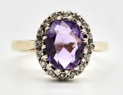 Vintage 9ct gold ring inset with central amethyst flanked by diamonds